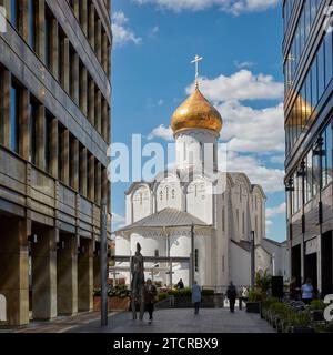 Alte Nikolaikirche in Twerskaja Zastava, umgeben von modernen Gebäuden. Moskau, Russland. Stockfoto