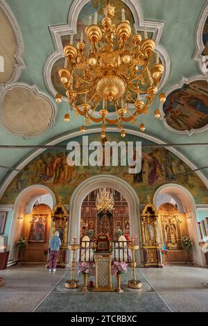 Innenraum der St.-Kirche aus dem 17. Jahrhundert Sergius von Radonesch im Kloster Vysokopetrowski (hohes Kloster St. Peter). Moskau, Russland. Stockfoto