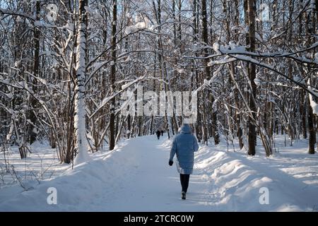 An einem sonnigen Wintertag spazieren die Menschen im Bitsevski Park (Bitsa Park). Moskau, Russland. Stockfoto