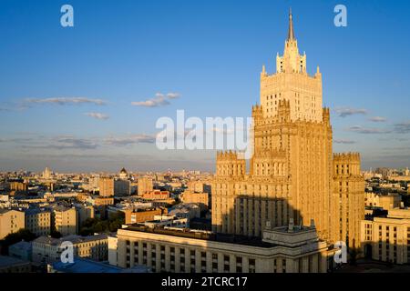 Luftaufnahme des Hauptgebäudes des des russischen Außenministeriums (eines von sieben stalinistischen Wolkenkratzern) und der Umgebung. Moskau, Russland. Stockfoto