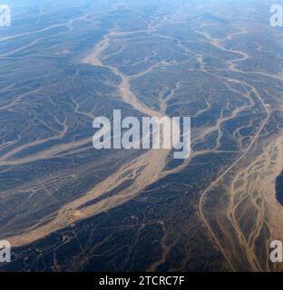 Ein surrealer Blick aus der Vogelperspektive auf getrocknete Flussbetten in der Wüste Jordaniens nahe der Grenze zu Saudi-Arabien. Stockfoto