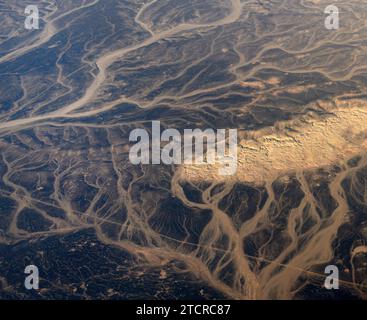 Ein surrealer Blick aus der Vogelperspektive auf getrocknete Flussbetten in der Wüste Jordaniens nahe der Grenze zu Saudi-Arabien. Stockfoto