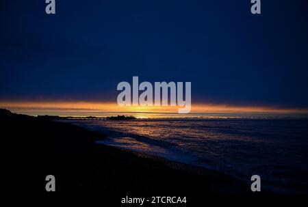 Brighton Großbritannien 14. Dezember 2023 - Schwimmer am frühen Morgen fangen den Sonnenaufgang in Brighton an einem kühlen Morgen entlang der Südküste an . Die Schwimmer sind Mitglieder von iSWIM, einer Gemeinschaft von Schwimmern mit Sitz in Brighton & Hove, die mit dem Brighton Sailing Club verbunden ist: Credit Simon Dack / Alamy Live News Stockfoto