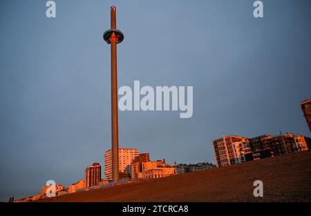 Brighton Großbritannien 14. Dezember 2023 - der Sonnenaufgang beleuchtet den Brighton i360 Tower an der Küste von Brighton an einem kühlen Morgen entlang der Südküste: Credit Simon Dack / Alamy Live News Stockfoto