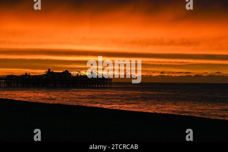 Brighton Großbritannien 14 Dezember 2023 - Ein wunderschöner Sonnenaufgang am frühen Morgen hinter dem Brighton Palace Pier an einem kühlen Morgen entlang der Südküste . : Credit Simon Dack / Alamy Live News Stockfoto