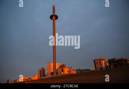 Brighton Großbritannien 14. Dezember 2023 - der Sonnenaufgang beleuchtet den Brighton i360 Tower an der Küste von Brighton an einem kühlen Morgen entlang der Südküste: Credit Simon Dack / Alamy Live News Stockfoto