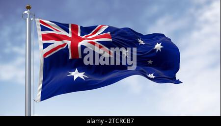 Drei australische Nationalflaggen winken an einem klaren Tag im Wind. Blaue Flagge mit Union Jack, weißer 5-zackiger Stern, der das Südliche Kreuz symbolisiert. 3D-Illus Stockfoto