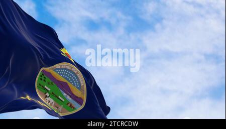 Die Flagge des Bundesstaates Kansas winkt im Wind an klaren Tagen. Kansas ist ein Bundesstaat im Mittleren Westen der USA. Rendern der 3D-Darstellung. Geriffelter Stoff. Stockfoto