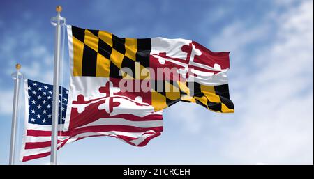 Flaggen von Maryland und den Vereinigten Staaten winken an klaren Tagen im Wind. Patriotisches und symbolisches Image. 3D-Darstellung. Gewelltes Material Stockfoto