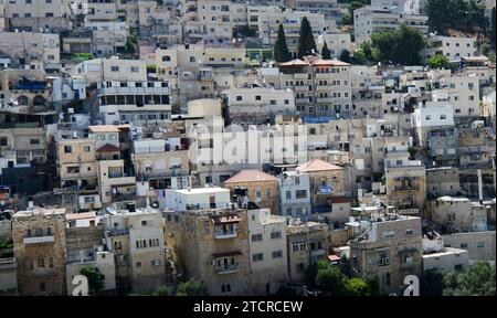 Ein Blick auf das palästinensische Viertel Ras al-Amud in Ostjerusalem von der archäologischen Stätte der Stadt David. Stockfoto