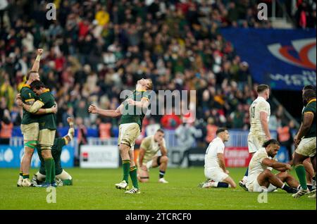 Aktenfoto vom 21.10.2023 von Südafrikas Pieter-Steph du Toit (Mitte), der beim letzten Pfeifen feiert. England brach mit einer qualvollen Niederlage 16-15 gegen Südafrika zusammen, als sie einen Platz im WM-Finale gegen Neuseeland aus der Hand ließen. Ausgabedatum: Donnerstag, 14. November 2023. Stockfoto