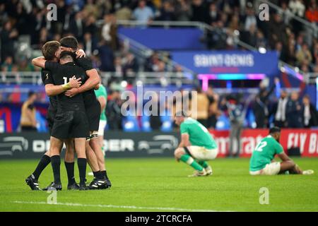 Aktenfoto vom 14.10.2023 von Neuseeland, das nach dem Sieg über Irland feiert. Irland fiel im Viertelfinale der Rugby-Weltmeisterschaft zum fünften Mal in Folge nach einer Niederlage gegen den dreimaligen Meister Neuseeland 28-24 in Stade de France. Ausgabedatum: Donnerstag, 14. November 2023. Stockfoto