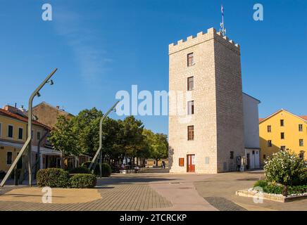 Novi Vinodolski, Kroatien - 11. September 2023. Das Schloss Frankopan im historischen Zentrum Stari Grad der Küstenstadt Novi Vinodolski Stockfoto