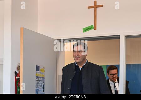 Das Bundesverwaltungsgericht verhandelt am heutigen 14.12.2023 ueber eine Klage gegen Markus Soeders Kreuzerlass . Der Bund für Geistesfreiheit sieht die staatliche Neutralitaetspflicht verletzt. Der Streit um ein Symbol der umstrittenen Leitkultur geht weiter. ARCHIVFOTO: Ankunft Markus SOEDER Ministerpraesident Bayern und CSU Vorsitzender -uber ihm haengt ein Kreuz,Kruzifix. Ministerpraesident Dr. Markus Soeder und Kultusministerin Anna Stolz besuchen eine Tablet-Klasse der Mittelschule an der Elisabeth-Kohn-Straae in München am 07.12.2023 *** das Bundesverwaltungsgericht verhandelt A Stockfoto