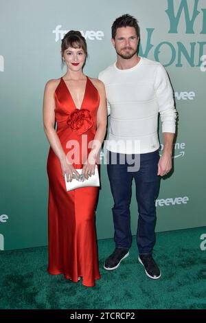 Leighton Meester und Robbie Amell bei der Amazon Freevee und Prime Video Winter Wonderland Holiday Party in den Amazon MGM Studios. Culver City, 13.12.2023 *** Leighton Meester und Robbie Amell bei der Amazon Freevee and Prime Video Winter Wonderland Holiday Party in den Amazon MGM Studios Culver City, 13 12 2023 Foto:xD.xStarbuckx/xFuturexImagex Wonderland 3235 Stockfoto
