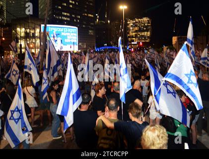 11. Juli 2023, Tel-Aviv, Israel. Demonstranten, die gegen die Änderungen der Justizpolitik der israelischen Regierung und den Verlust der demokratischen Herrschaft demonstrieren. Stockfoto