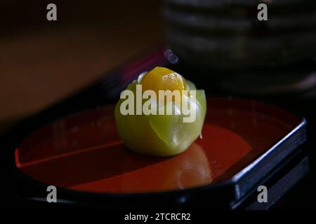 Wagashi ist ein traditionelles japanisches Süßes, das oft mit Tee serviert wird und hauptsächlich aus Mochi, Anko und Obst hergestellt wird. Stockfoto