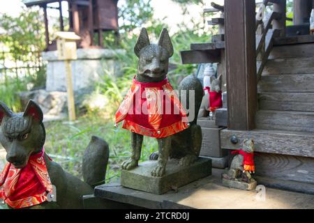 Statue eines Kitsune an einem schintoistischen Schrein in der Stadt Sakura in Japan. Stockfoto