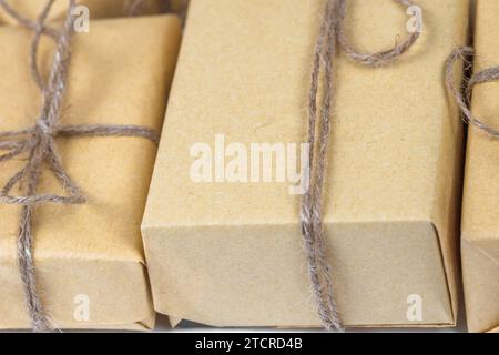 Braune Geschenkboxen in handgefertigtem Papier. Weihnachtsgrußkonzept Stockfoto