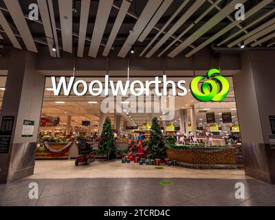 Gold Coast, QLD, Australien - Woolworths Supermarkt mit Weihnachtsdekoration im Pacific Fair Einkaufszentrum Stockfoto