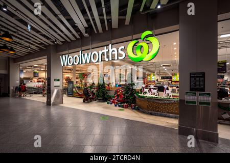 Gold Coast, QLD, Australien - Woolworths Supermarkt mit Weihnachtsdekoration im Pacific Fair Einkaufszentrum Stockfoto