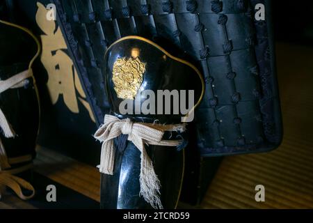 Antike japanische Samurai-Rüstung aus der Edo-Zeit, ausgestellt in einer Samurai-Residenz in Sakura, Japan. Stockfoto