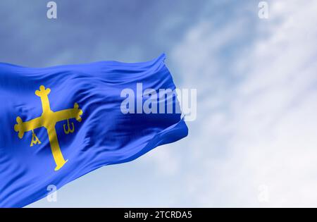 Die Asturien-Flagge winkt an einem klaren Tag im Wind. Autonome Gemeinschaft in Nordspanien. Blau mit goldenem Siegeskreuz in Richtung Hebezeug verschoben Stockfoto