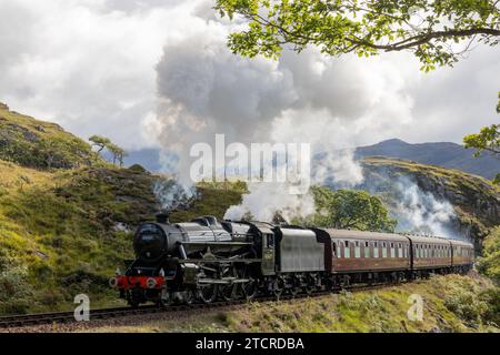 Dampfzug nähert sich der Kamera mit strömendem Dampf. Führende Leitungen mit Dampf und Rauch. Fanous-Zug wurde in Harry Potter als Hogwarts Express verwendet. Stockfoto