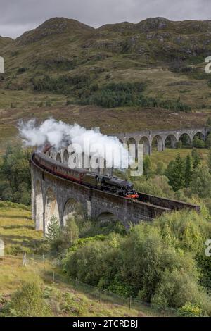 Die Dampfeisenbahn überquert das glenfinnan-Viadukt. West Coast Railways Zug wurde in Harry Potter als Hogwarts Express berühmt Stockfoto