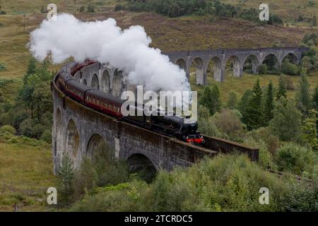 Die Dampfeisenbahn überquert das glenfinnan-Viadukt. West Coast Railways Zug wurde in Harry Potter als Hogwarts Express berühmt Stockfoto