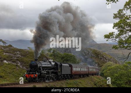 Dampfzug nähert sich der Kamera mit strömendem Dampf. Führende Leitungen mit Dampf und Rauch. Fanous-Zug wurde in Harry Potter als Hogwarts Express verwendet. Stockfoto