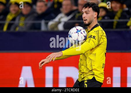 DORTMUND, DEUTSCHLAND - 13. DEZEMBER: Ramy Bensebaini (Borussia Dortmund) während der UEFA Champions League 2023/2024 - Gruppenspiel gegen Borussia Dortmund A Stockfoto