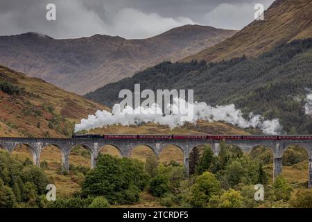 Die Dampfeisenbahn überquert das glenfinnan-Viadukt. West Coast Railways Zug wurde in Harry Potter als Hogwarts Express berühmt Stockfoto