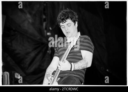 BILLIE JOE ARMSTRONG, GREEN DAY, READING FESTIVAL, 2001: Billie Joe Armstrong von der US-amerikanischen Punkrock-Band Green Day spielt am 24. August 2001 die Hauptbühne beim Reading Festival, Reading, England. Die Band tourte mit ihrem 6. Studioalbum Warning, das 2000 veröffentlicht wurde. Foto: Rob Watkins Stockfoto