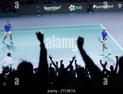 Dateifoto vom 25.11.2023 vom Italiener Lorenzo Sonego (links) und Jannik Sinner (rechts) feiern den Sieg über Novak Djokovic und Miomir Kecmanovic. Jannik Sinner besiegte Novak Djokovic in Einzel- und Doppel-Spielen, als Italien Serbien besiegte, um das Davis Cup Finale zu erreichen. Ausgabedatum: Donnerstag, 14. Dezember 2023. Stockfoto