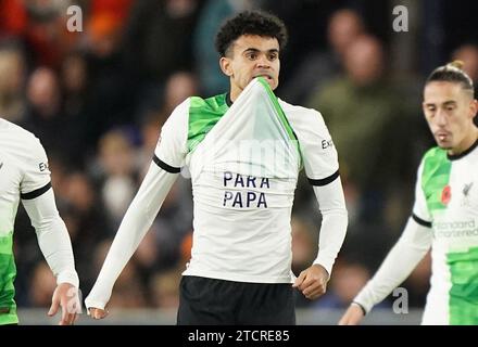 Foto vom 05.11.2023 von Luis Diaz (Mitte) aus Liverpool feiert das erste Tor ihrer Mannschaft im Spiel, indem er ein Trikot vorstellt, auf dem (ins Englische übersetzt) „Freedom for Dad“ steht. Luis Diaz, der immer noch auf die Freilassung seines entführten Vaters wartete, kam von der Bank, um Liverpool vor einer Schockniederlage in Luton zu retten, mit einem Stoppzeitausgleich in einem Unentschieden 1-1. Ausgabedatum: Donnerstag, 14. Dezember 2023. Stockfoto