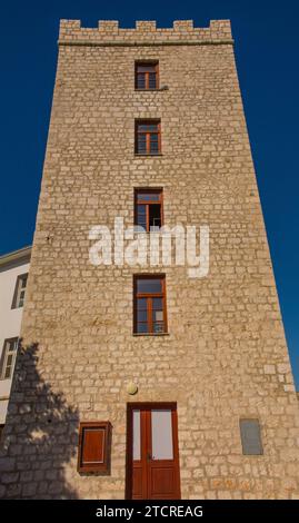 Das Schloss Frankopan im historischen Zentrum Stari Grad der Küstenstadt Novi Vinodolski, Komitat Primorje-Gorski Kotar, Kroatien. Stockfoto