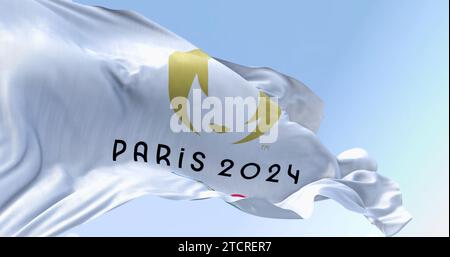 Paris, FR, 12. Oktober 2023: Paris 2024 und die Fahnen der Olympischen Spiele winken im Wind. Internationales Sportereignis. Illustratives redaktionelles 3D-Illustrat Stockfoto