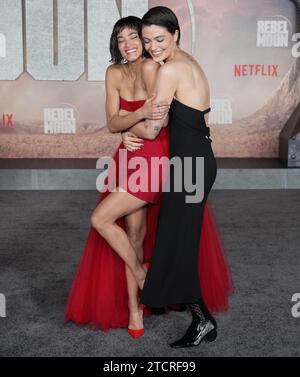 (L-R) Sofia Boutella und E. Duffy bei Netflix's REBEL MOON - TEIL EINS: A CHILD OF FIRE Los Angeles Premiere im TCL Chinese Theatre in Hollywood, KALIFORNIEN am Mittwoch, 13. Dezember 2023. (Foto: Sthanlee B. Mirador/SIPA USA) Stockfoto