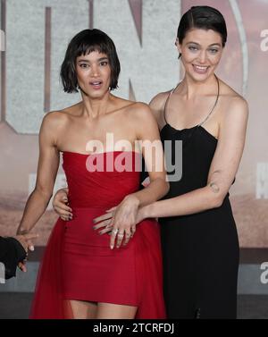 Los Angeles, USA. Dezember 2023. (L-R) Sofia Boutella und E. Duffy bei Netflix's REBEL MOON - TEIL EINS: A CHILD OF FIRE Los Angeles Premiere im TCL Chinese Theatre in Hollywood, KALIFORNIEN am Mittwoch, 13. Dezember 2023. (Foto: Sthanlee B. Mirador/SIPA USA) Credit: SIPA USA/Alamy Live News Stockfoto