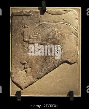 Relief von Thutmose III. Pharao der 18. Dynastie. ( 1458-1425 v. Chr.). Vermutlich aus dem Grab eines hohen Beamten dieses Königs. Die schützende Kobra (Uraeus) ist auf seiner Stirn zu sehen. Stockfoto