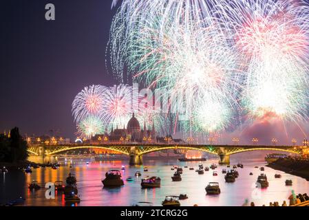 Feuerwerk in Budapest über der Margaretenbrücke und dem Parlament Stockfoto