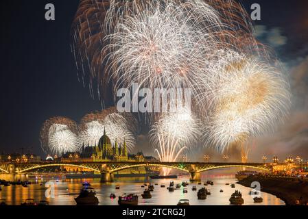 Feuerwerk in Budapest über der Margaretenbrücke und dem Parlament Stockfoto