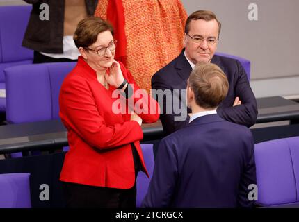 Klara Geywitz, Bundesministerin für Wohnen, Stadtentwicklung und Bauwesen, Boris Pistorius, Bundesminister der Verteidigung, Deutschland, Berlin, Reichstag, Regierungserklärung zum Europäischen Rat durch den Bundeskanzler *** Klara Geywitz, Bundesministerin für Wohnungsbau, Stadtentwicklung und Bauwesen, Boris Pistorius, Bundesminister für Verteidigung, Deutschland, Berlin, Reichstag, Regierungserklärung des Bundeskanzlers zum Europäischen Rat Stockfoto