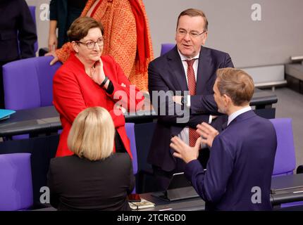 Klara Geywitz, Bundesministerin für Wohnen, Stadtentwicklung und Bauwesen, Boris Pistorius, Bundesminister der Verteidigung, Deutschland, Berlin, Reichstag, Regierungserklärung zum Europäischen Rat durch den Bundeskanzler *** Klara Geywitz, Bundesministerin für Wohnungsbau, Stadtentwicklung und Bauwesen, Boris Pistorius, Bundesminister für Verteidigung, Deutschland, Berlin, Reichstag, Regierungserklärung des Bundeskanzlers zum Europäischen Rat Stockfoto