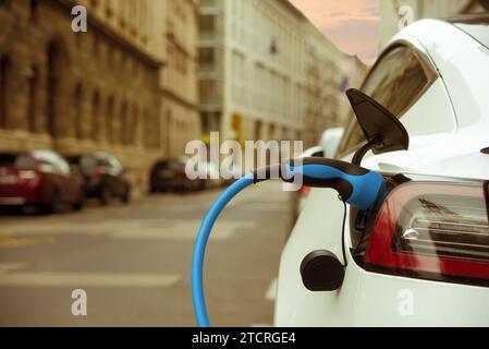 Elektroauto lädt auf der Straße auf Stockfoto