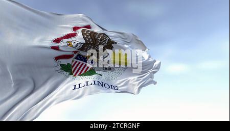 Nahaufnahme der Flagge des Bundesstaates Illinois, die an einem klaren Tag im Wind winkt. Seal of Illinois vor einem weißen Hintergrund mit dem Wort Illinois unten. 3D illu Stockfoto