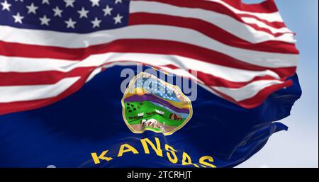 Kansas-Bundesflagge und die amerikanische Flagge winken an klaren Tagen im Wind. US-Bundesflagge. Stolz und Patriotismus. 3D-Darstellung. Welligkeit Stockfoto