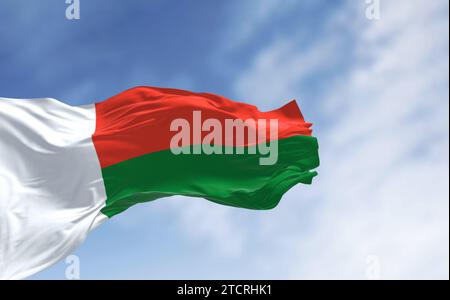 Nationalflagge Madagaskars winkt an einem klaren Tag im Wind. Zwei horizontale rote und grüne Streifen mit einem weißen vertikalen Streifen auf der linken Seite. 3D illus Stockfoto