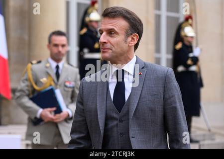 Paris, Frankreich. Dezember 2023. Julien Mattia/Le Pictorium - Emmanuel Macron empfängt Premierminister der Republik Slowenien, Robert Golob - 13. Dezember 12/2023 - Frankreich/Ile-de-France (Region)/Paris - französischer Präsident Emmanuel Macron auf den Stufen des Palais de l'Elysee, 13. Dezember 2023. Quelle: LE PICTORIUM/Alamy Live News Stockfoto